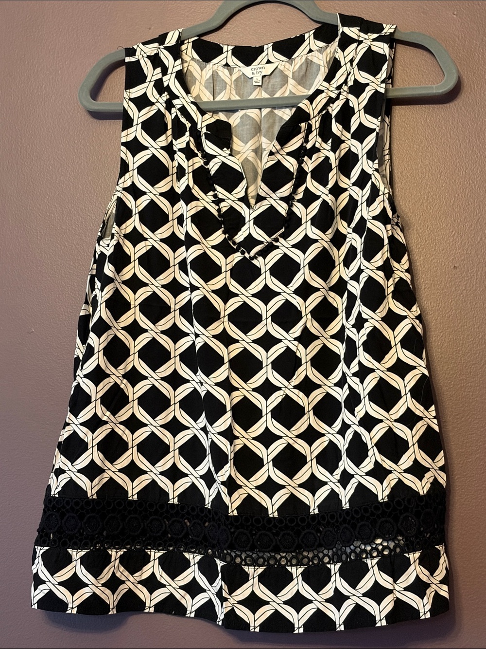 Crown and Ivy Black & White Geometric Sleeveless Top with Black Lace size Large